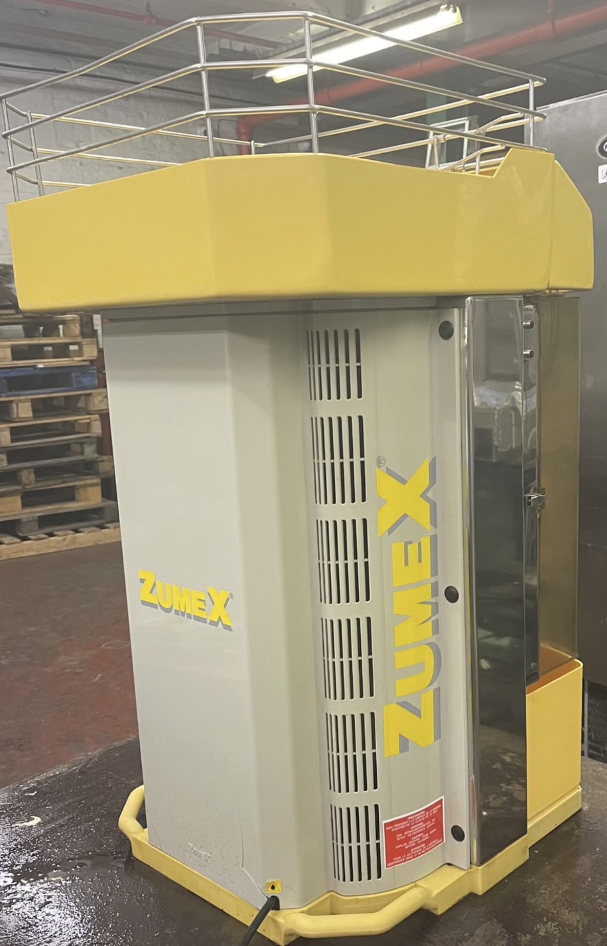 Zumex Versatile Basic Juicer Orange - Image 4