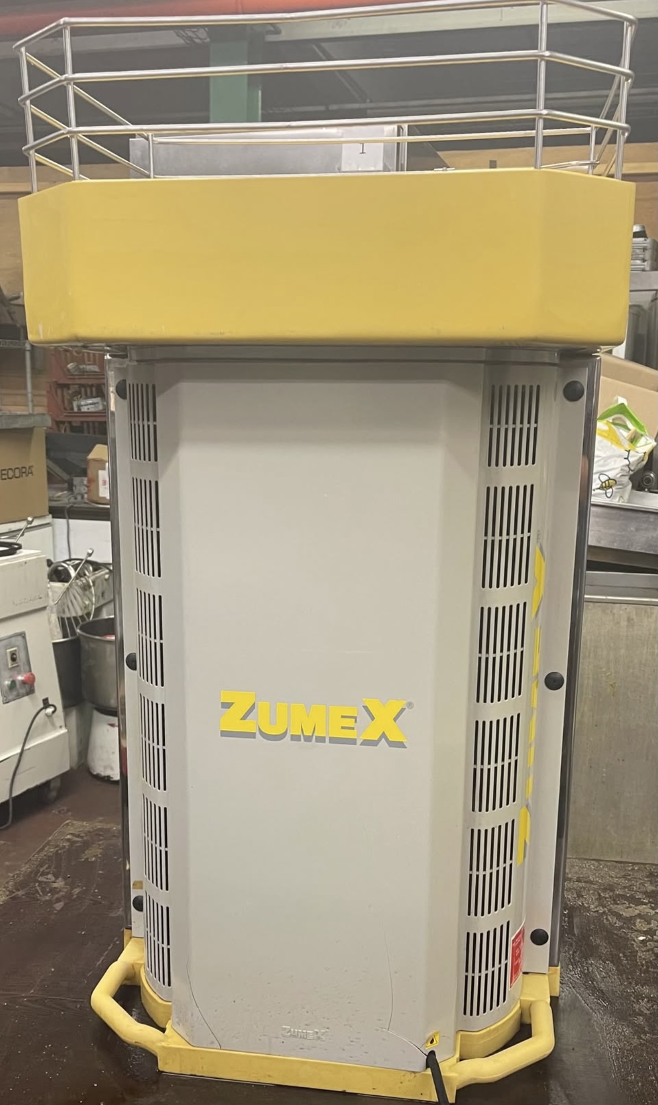 Zumex Versatile Basic Juicer Orange - Image 6