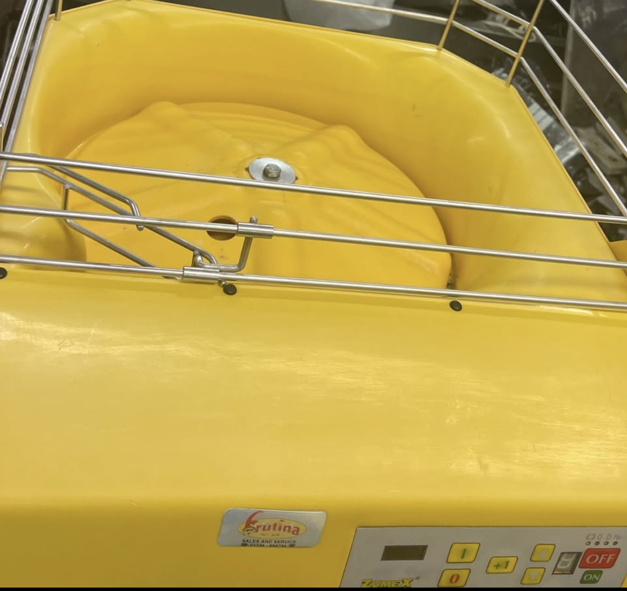 Zumex Versatile Basic Juicer Orange - Image 8